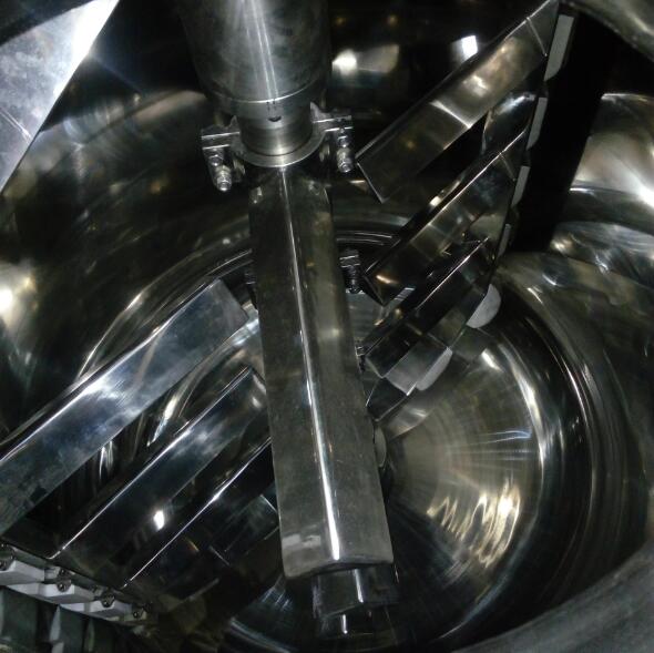 大型真空均质乳化机细节展示